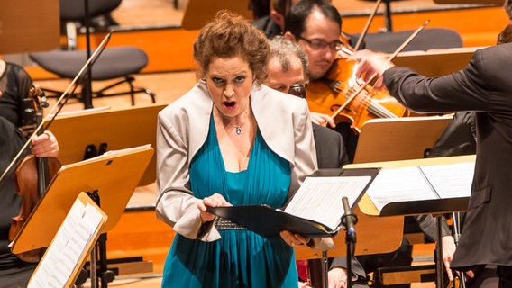 Konzertszene: Ann Hallenberg vor dem Ensemble Collegium 1704 © NDR Foto: Axel Herzig