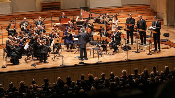 Konzertszene: René Jacobs und das Helsinki Baroque Orchestra auf der Bühne der Laeiszhalle  Foto: Marcus Krüger