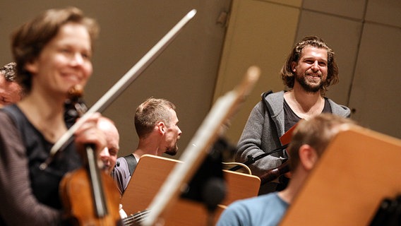Szene bei der Probe in der Laeiszhalle. Musiker des Helsinki Baroque Orchestra und Sänger Julian Prégardien  Foto: Marcus Krüger