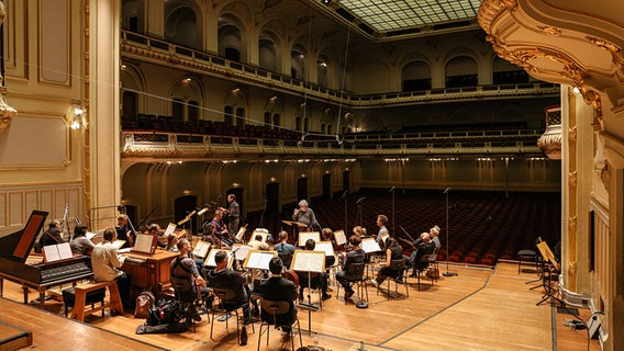 René Jacobs und das Helsinki Baroque Orchestra proben in der Laeiszhalle. Blick von der Hinterbühne Richtung Zuschauerraum.  Foto: Marcus Krüger