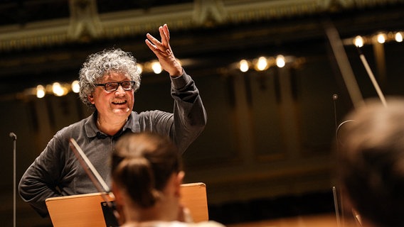 René Jacobs bei einer Probe in der Laeiszhalle  Foto: Marcus Krüger