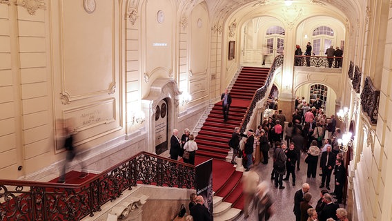 In der Konzertpause: Zuschauer im Foyer der Laeiszhalle  Foto: Marcus Krüger