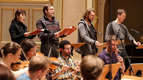 Probenszene. Von rechts nach links: Sunhae Im (Sopran), Benno Schachtner (Countertenor), Julian Prégardien (Tenor) und Arttu Kataja (Bass)  Foto: Marcus Krüger