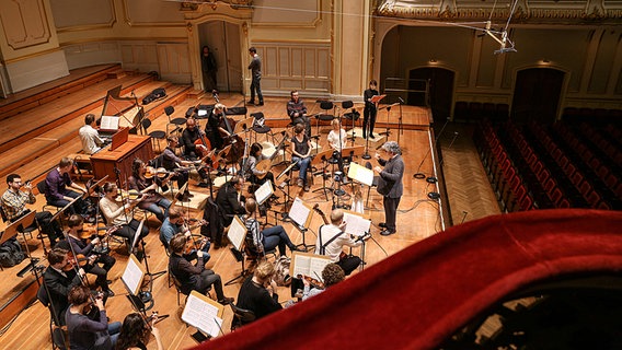 Aus dem Ring der Laeiszhalle fotografiert: René Jacobs und das Helsinki Baroque Orchestra bei der Probe  Foto: Marcus Krüger