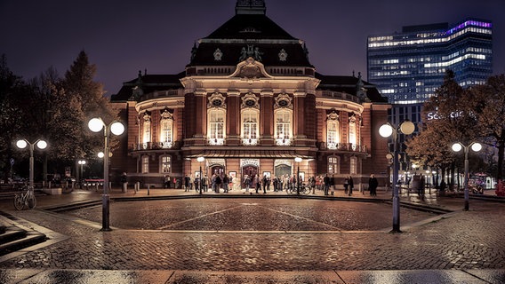 Außenaufnahme bei nassem Herbstwetter: die Laeiszhalle am Brahmsplatz in Hamburg  Foto: Marcus Krüger