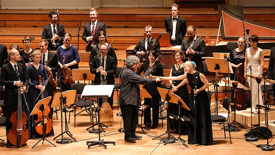 Applausszene: René Jacobs bedankt sich bei den Musikern des Helsinki Baroque Orchestra  Foto: Marcus Krüger