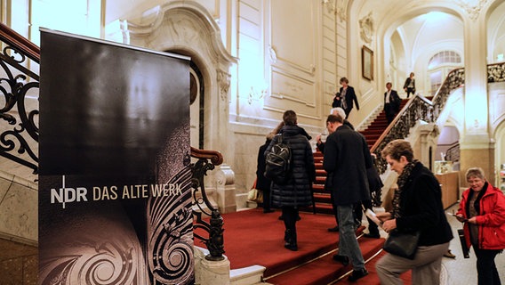 Konzertgäste im Treppenhaus der Laeiszhalle  Foto: Marcus Krüger