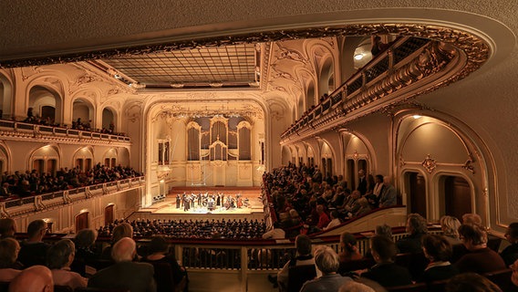 Konzertszene: Blick aus dem ersten Rang der Laeiszhalle über das Publikum hinweg auf die Bühne des Großen © NDR Foto: Marcus Krüger
