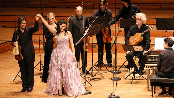 Applausszene: Vivica Genaux und die Cappella Gabetta auf der Bühne der Laeiszhalle © NDR Foto: Marcus Krüger