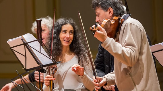 Probenszene: Das Ensemble Il Giardino Armonico auf der Bühne der Laeiszhalle. © NDR Foto: Axel Herzig