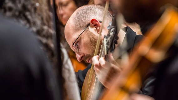 In der Probe: das Ensemble Il Giardino Armonico auf der Bühne der Laeiszhalle, hier: Michele Pasotti an der Theorbe. © NDR Foto: Axel Herzig