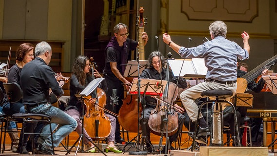 Probenszene: Anna Prohaska und das Ensemble Il Giardino Armonico bei der Anspielprobe in der Laeiszhalle © NDR Foto: Axel Herzig