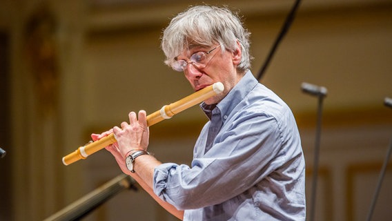 In der Probe: Giovanni Antonini mit der Traversflöte © NDR Foto: Axel Herzig