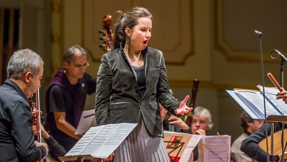 Probenszene: Anna Prohaska und das Ensemble Il Giardino Armonico bei der Anspielprobe in der Laeiszhalle. © NDR Foto: Axel Herzig