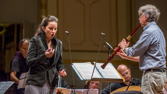 Probenszene: Anna Prohaska und das Ensemble Il Giardino Armonico auf der Bühne der Laeiszhalle. © NDR Foto: Axel Herzig