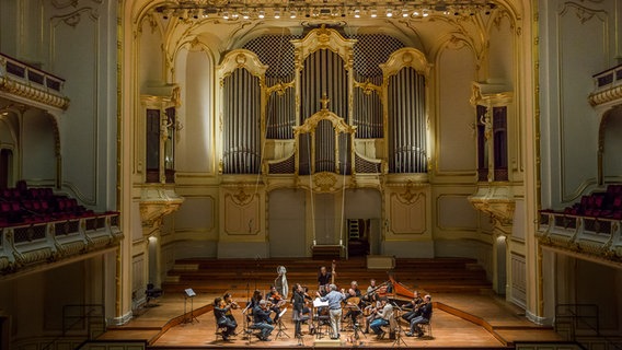 Anspielprobe auf der Bühne des Großen Saals in der Laeiszhalle: Il Giardino Armonico und Anna Prohaska © NDR Foto: Axel Herzig