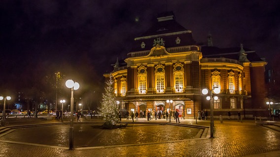 Außenansicht mit Weihnachtsbaum: die Hamburger Laeiszhalle bei Nacht im Dezember 2015 © NDR Foto: Axel Herzig