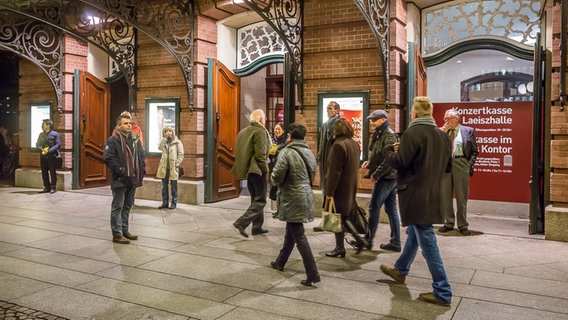 Vor dem Konzert: Zuschauer vor dem Eingang der Laeiszhalle © NDR Foto: Axel Herzig