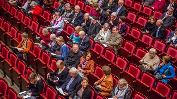 Blick aus dem Rang auf das Parkettgestühl in der Laeiszhalle © NDR Foto: Axel Herzig