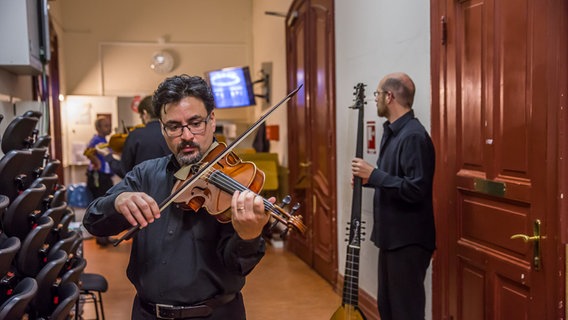 Backstage: Bratscher Gianni De Rosa spielt sich im Flur vor der Bühne ein. © NDR Foto: Axel Herzig