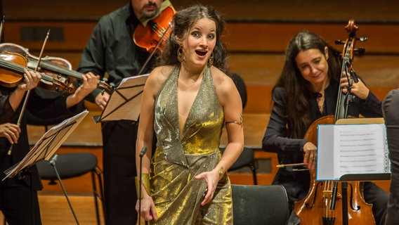 Konzertszene: Anna Prohaska und das Ensemble Il Giardino Armonico auf der Bühne der Laeiszhalle. © NDR Foto: Axel Herzig