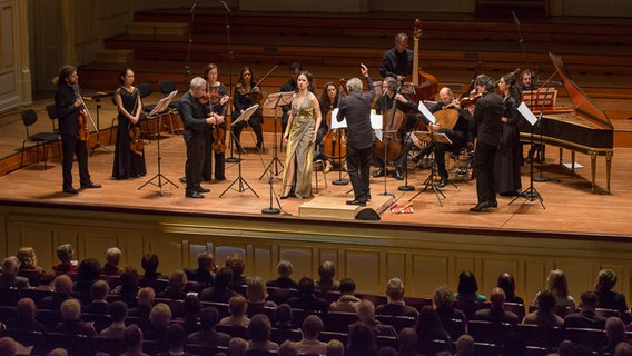 Konzertszene: Anna Prohaska und das Ensemble Il Giardino Armonico auf der Bühne der Laeiszhalle. © NDR Foto: Axel Herzig