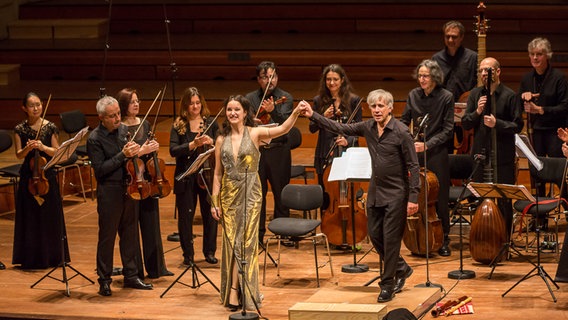 Konzertszene: Anna Prohaska und das Ensemble Il Giardino Armonico auf der Bühne der Laeiszhalle. © NDR Foto: Axel Herzig