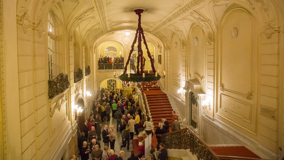 Konzertszene: Anna Prohaska und das Ensemble Il Giardino Armonico auf der Bühne der Laeiszhalle. © NDR Foto: Axel Herzig