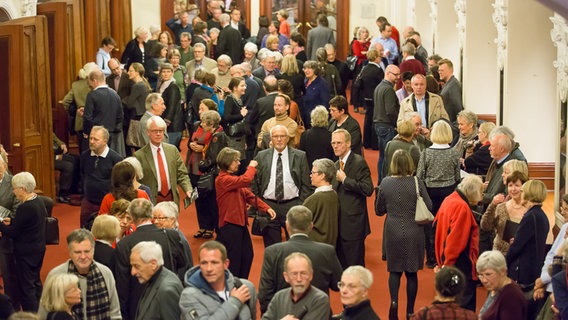 Konzertszene: Anna Prohaska und das Ensemble Il Giardino Armonico auf der Bühne der Laeiszhalle. © NDR Foto: Axel Herzig