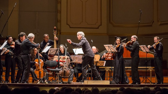 Konzertszene: Das Ensemble Il Giardino Armonico auf der Bühne der Laeiszhalle. © NDR Foto: Axel Herzig