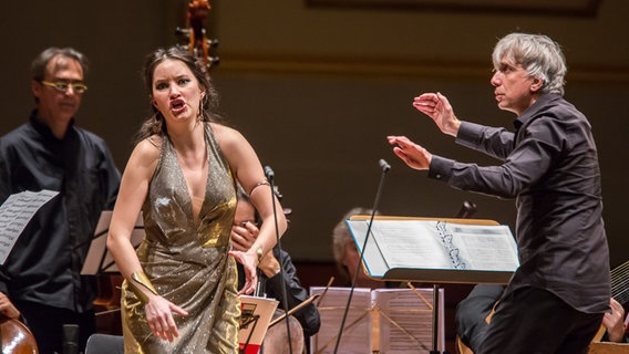 Konzertszene: Anna Prohaska und das Ensemble Il Giardino Armonico auf der Bühne der Laeiszhalle. © NDR Foto: Axel Herzig