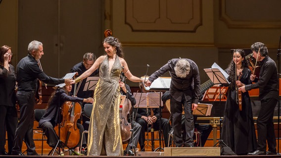 Konzertszene: Anna Prohaska und das Ensemble Il Giardino Armonico verbeugen sich beim Schlussapplaus. © NDR Foto: Axel Herzig