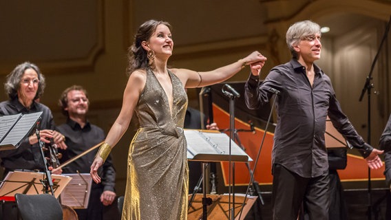 Konzertszene: Anna Prohaska und das Ensemble Il Giardino Armonico auf der Bühne der Laeiszhalle. © NDR Foto: Axel Herzig