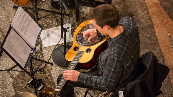 Blick von oben: Mann spielt auf Resonatorgitarre. © NDR Foto: Axel Herzig