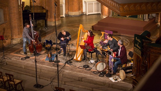 Ensemble Hirundo Maris in einem Kirchenraum. © NDR Foto: Axel Herzig