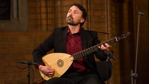 Miquel Angel Cordero spielt Colascione. © NDR Foto: Axel Herzig