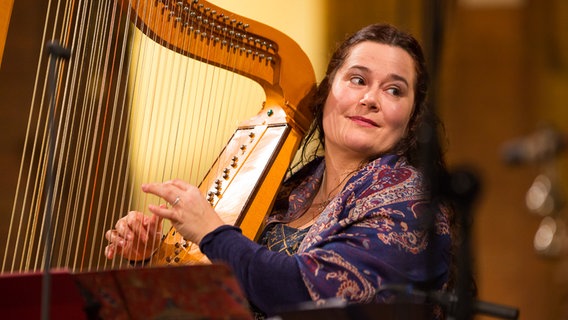 Arianna Savall an der Harfe. © NDR Foto: Axel Herzig