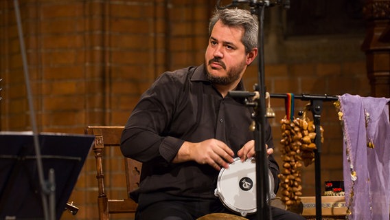 David Mayoral mit einem kleinen Tambourin und Perkussion. © NDR Foto: Axel Herzig