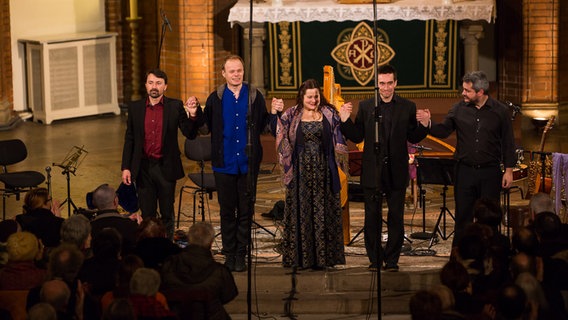 Das Ensemble Hirundo Maris empfängt in der Kirche stehend den Applaus des Publikums. © NDR Foto: Axel Herzig