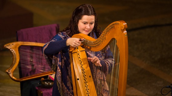 Arianna Savall spielt Harfe. © NDR Foto: Axel Herzig
