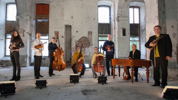 Ensemblebild: Il Suonar Parlante Orchestra mit Leiter Vittorio Ghelmi (Mitte am Cello)  Foto: L. Montesdeoca