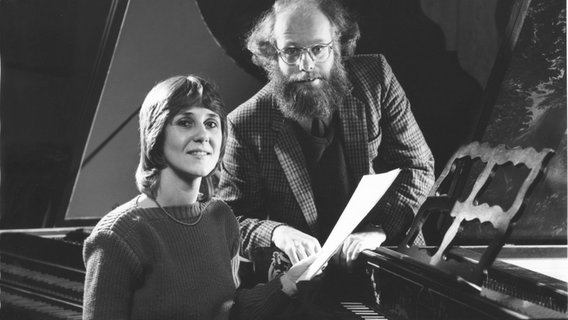 Schwarz-weiß-Bild: Ton Koopman und Tini Mathot am Cembalo (1982) © Bart Mulder 