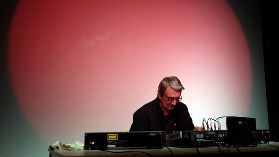 Konzertszene: Asmus Tietchens live  bei der Filmwerkstatt Düsseldorf (Juni 2016)  Foto: Till Kniola