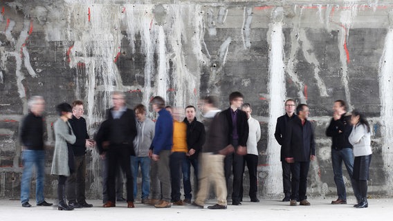 Die Musiker des Ensemble Modern posieren vor einer Betonwand. © Katrin Schilling 