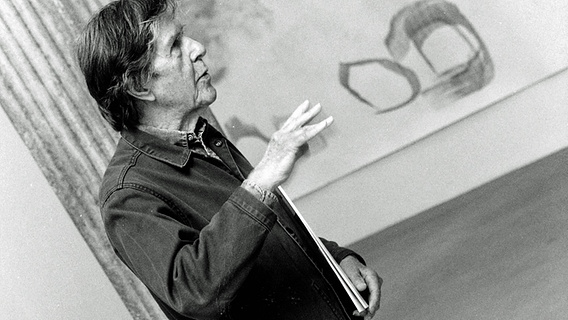 Komponist und MalerJohn Cage auf seiner Ausstellung "Partituren, Graphik, Zeichnungen, Aquarelle" im Kunsthaus Zürich (Juni 1991) © picture alliance / akg-images 