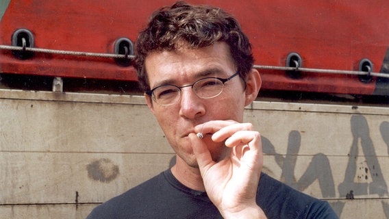 Matthias Loibner: Porträt mit Zigarette © Martin Harms 