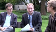 Dr. Richard Armbruster, Daniel Kaiser und Tobias Rempe im Gespräch (Screenshot) © NDR 