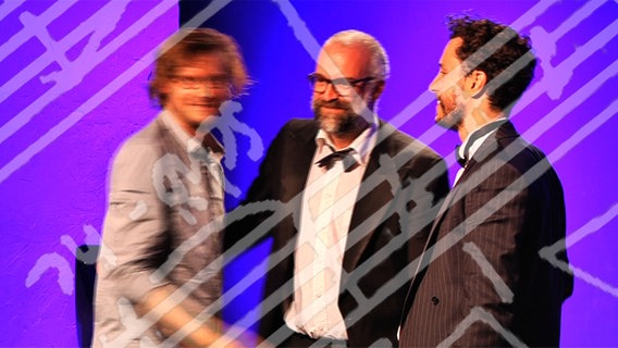 Emil Holmström (links) und Whistler & Hustler stehen lachend auf der Bühne bei dem Konzert "Keyboard Frenzy". © NDR /Axel Schäffler 