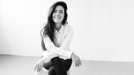 Sängerin Johanna Vargas im Portait (sitzend) © palmer projekt Foto: k.A.