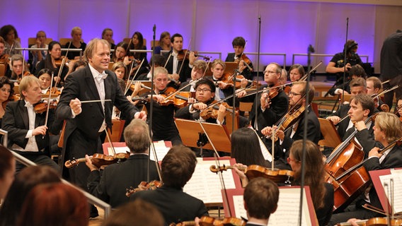 Thomas Hengelbrock dirigiert das NDR Sinfonieorchester. © NDR Sinfonieorchester Foto: Marcus Krüger
